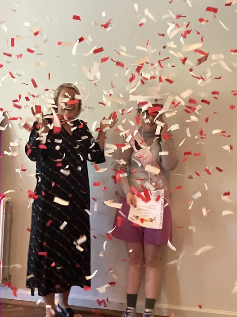 Foto af STU-elev Ena Nielsen og Simone Dalby i konfetti til dimissionsfest 2024