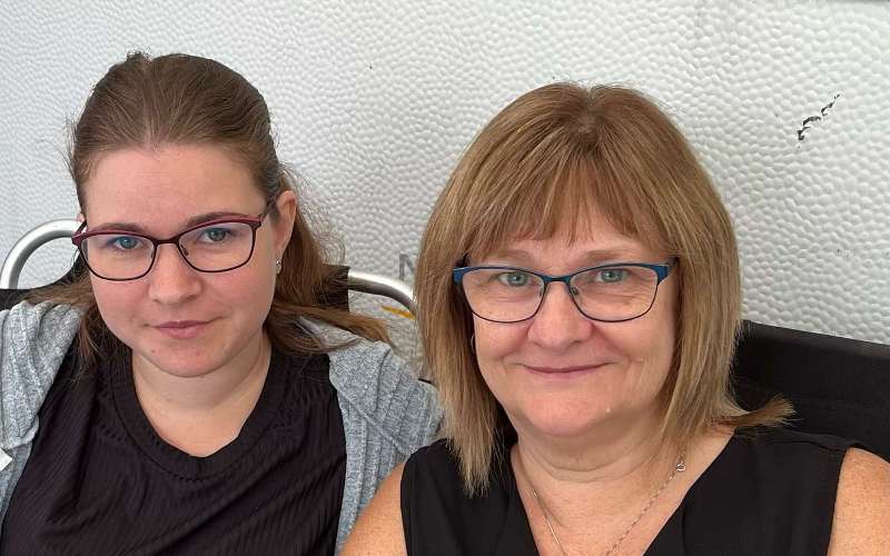 Portræt af datter Sara Lassen, som har epilepsi sammen med mor Lizette Lassen