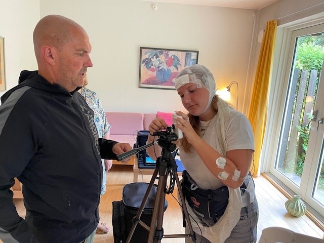 Foto af opsætning af kamera til Hjemme-EEG og videoovervågning hjemme hos patienten.