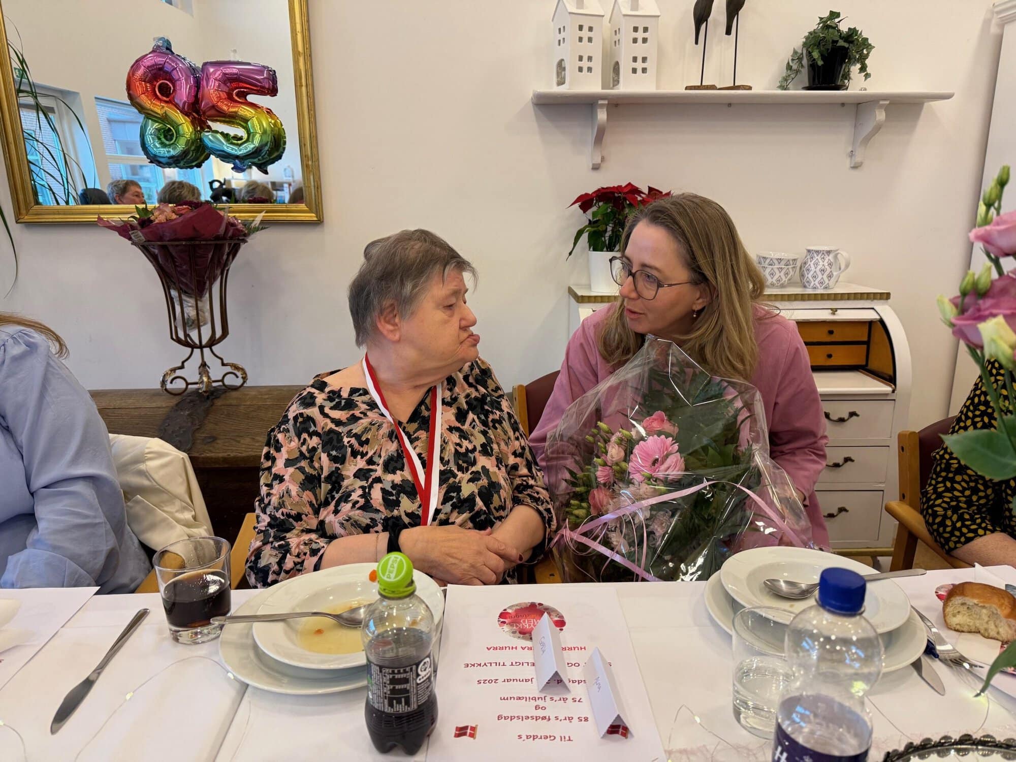 Gerda Christiansen og Lisbeth Nielsen i snak