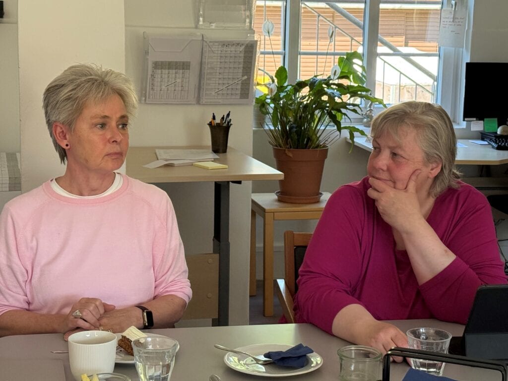 Professor Anne Sabers og politiker Carli Hækkerup ved rundbordssamtale på Filadelfia.