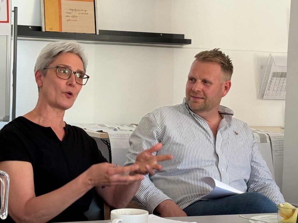 Charlotte Guldberg og Nick Bagge Olsen drøfter løft af kompetencer hos medarbejdere på botilbud