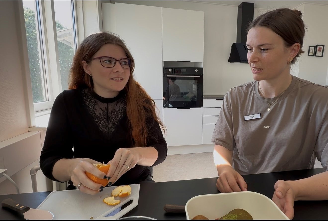 Den unge beboer Sara Lassen på ungetilbuddet, Stormly ved Juelsminde ses sammen med pædagog