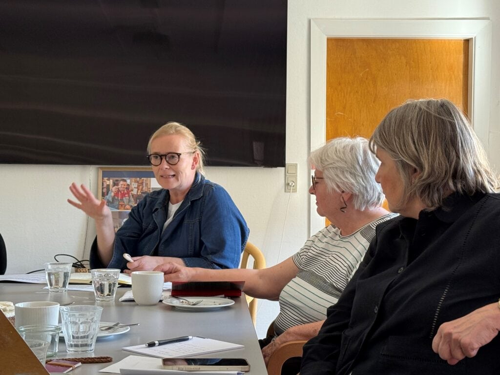 Bettina Vestergaard, Annette Frederiksen og Anette Lyngby ved rundbordsmødet på døgninstitutionen Brommeparken.