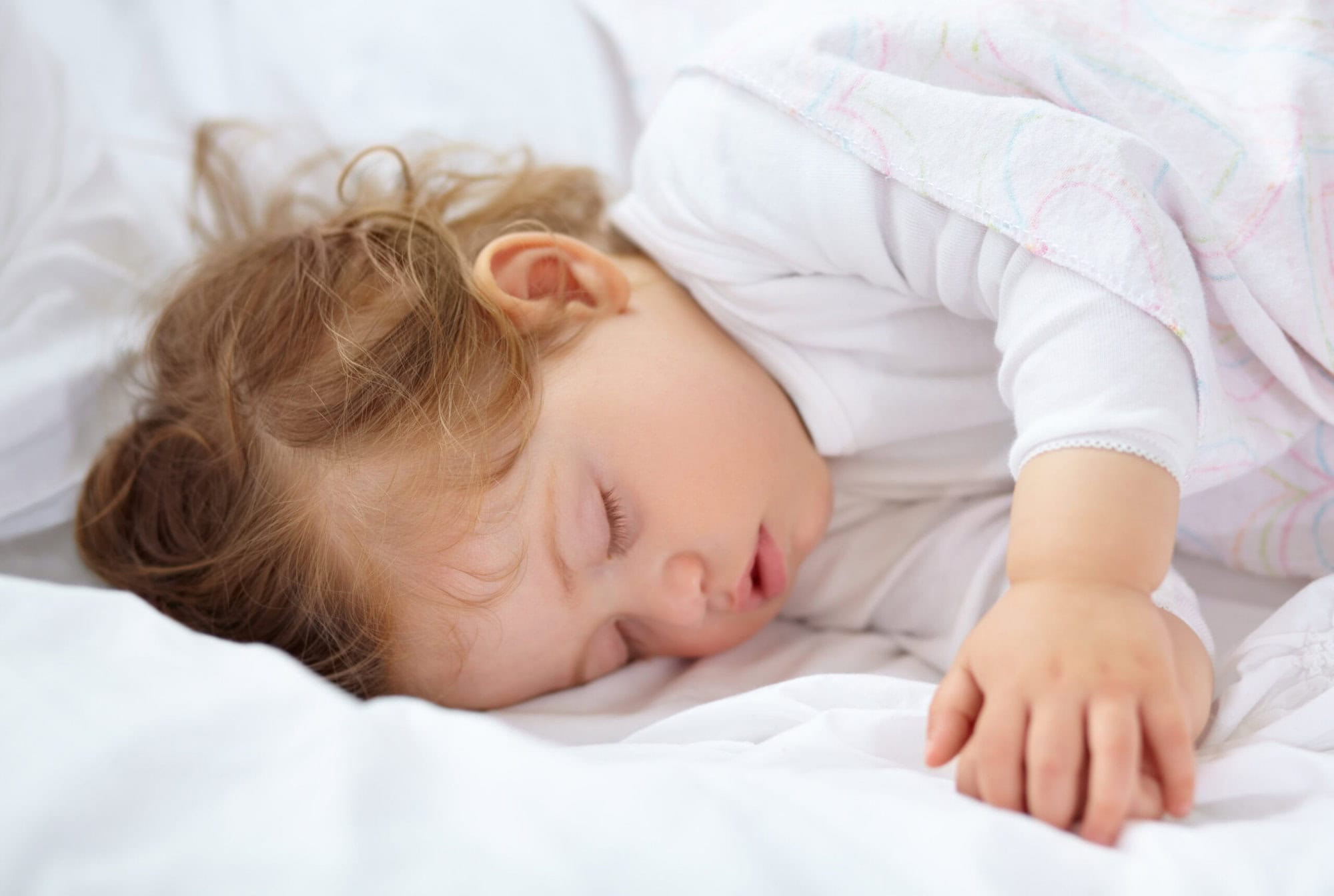 Mindre barn sover i seng