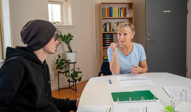 Sygeplejerske taler med patient på Psykoterapeutisk Afsnit, Filadelfia