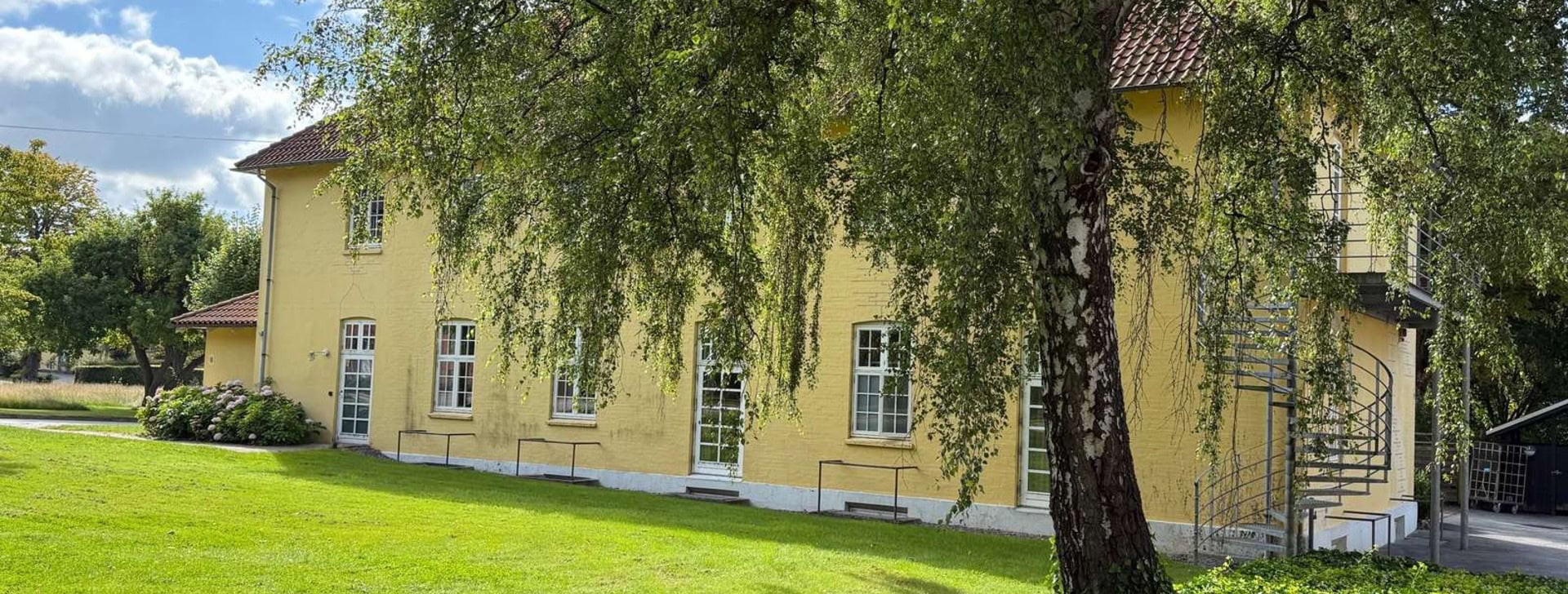 Psykoterapeutisk Afsnit, Filadelfia set udefra med træ i forgrunden