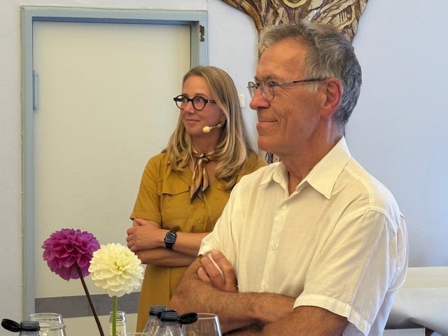 Sundhedsfaglig direktør Mads Ravbborg og administrerende direktør Lisbeth Nielsen lytter til taler ved reception.