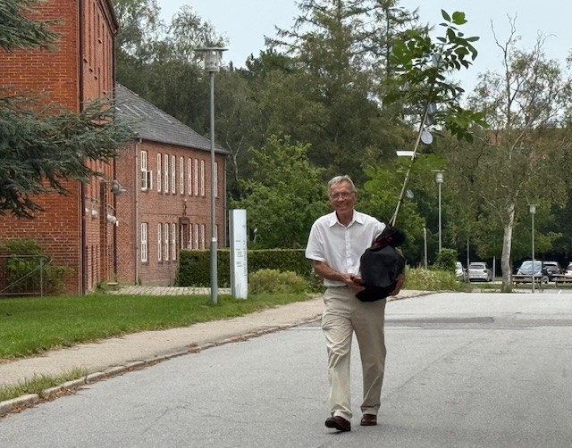 Sundhedsfaglig direktør Mads Ravnborg går på pension, på foto går han med en afskedsgave