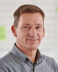 Portræt af Brian Møller, chef for Økonomifunktionen, Filadelfia