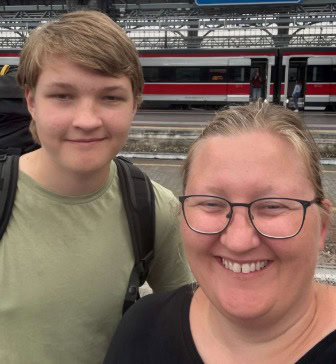 Foto af Jakob og Katrine Bøgsted-Møller, som har kæmpet en brav kamp mod skolefravær. De to står på en togstation.
