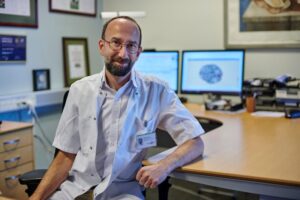 Professor Sándor Beniczky sidder på sit kontor på Epilepsihospitalet, Filadelfia