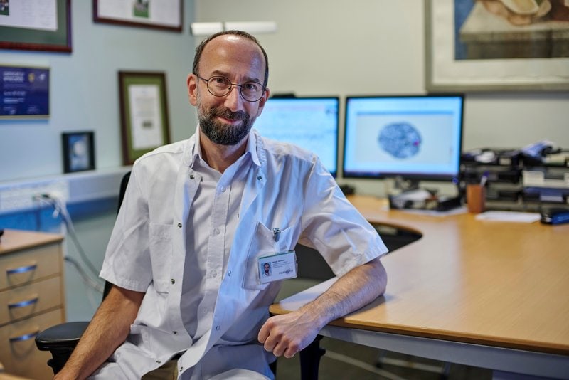 Professor Sándor Beniczky sidder på sit kontor på Epilepsihospitalet, Filadelfia