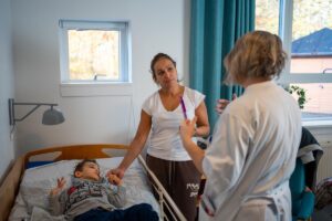 Foto af stuegang, hvor læge taler med mor til patient.