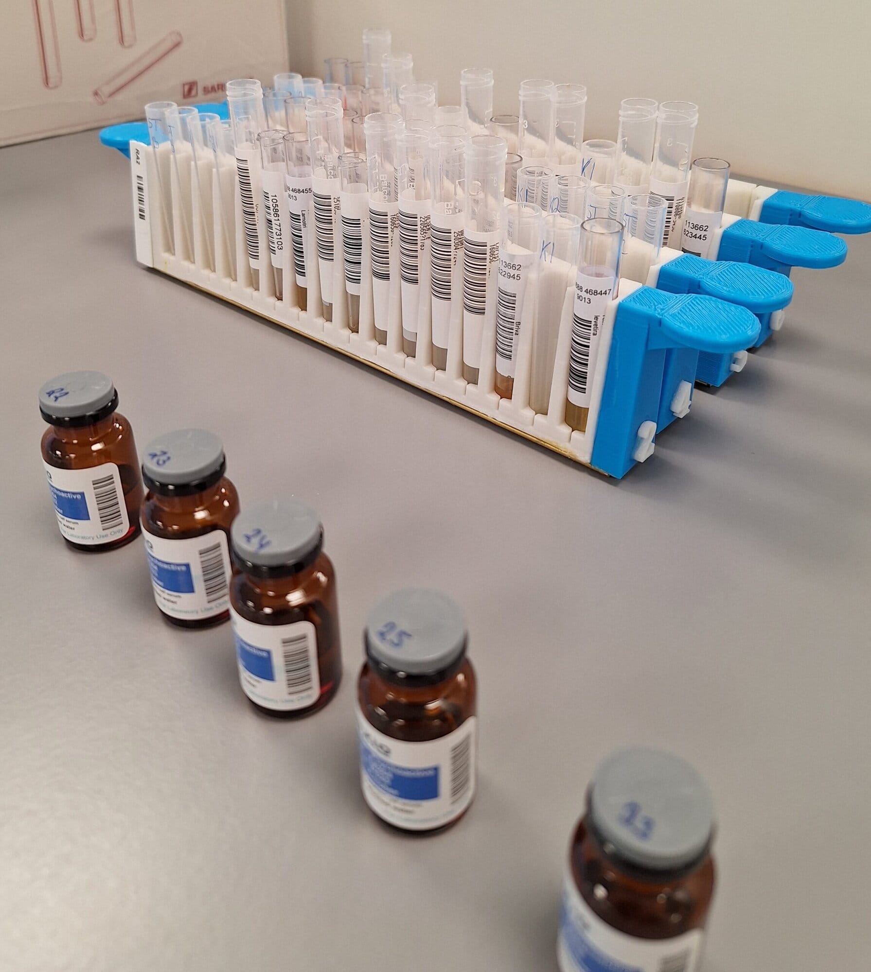 Foto af laboratorieprøver på et bord på Filadelfias Laboratorie 2025