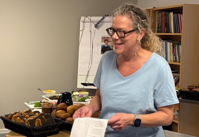 chefsygeplejerske Louise Lund-Møller læser et digt ved 40-års jubilæum