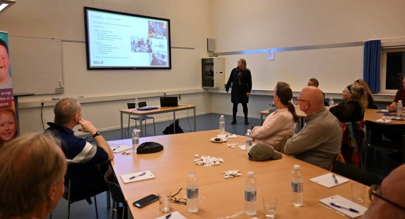 Foto af professor Rikke Steensbjerre Møller, der holder oplæg for patienter med epilepsi samt pårørende, 2025