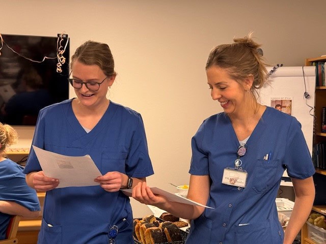 To kollegaer havde skrevet en sang, som de synger ved Klaus Ehrenreichs jubilæum.