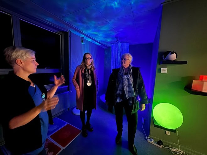 Liselott Blixt, regionsrådskandidat, får vist sanserum på Epilepsihospitalet, 2025