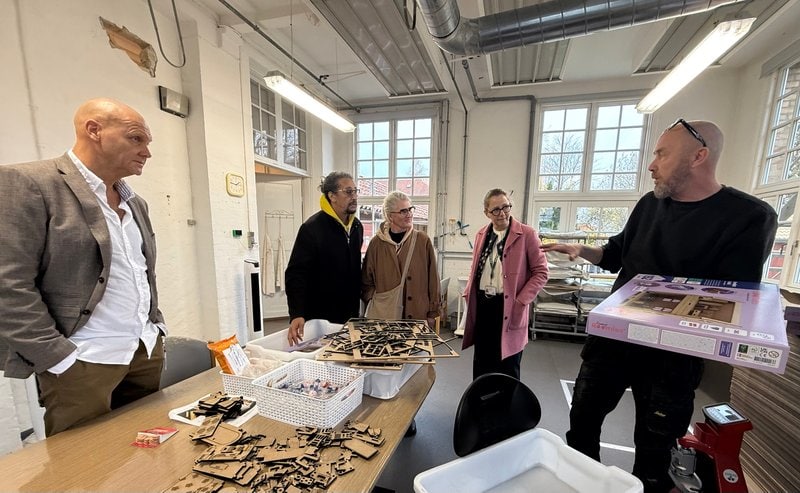 Områdechef Søren Juul, Bachir Belmajdoub, Malene Holm, Lisbeth Nielsen og Sven Nørgaard står i monteringsværkstedet på Filadelfia, 2025