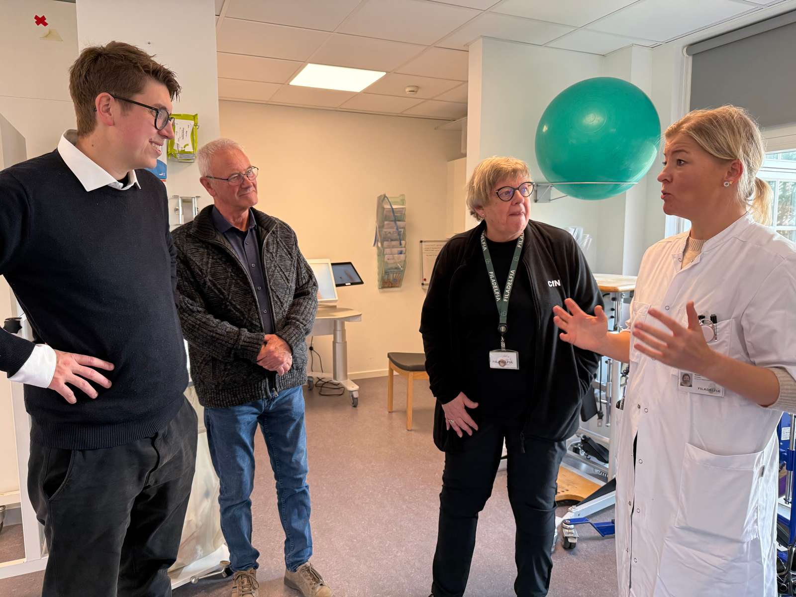 Christoffer Buster Reinhardt og Lars Schmidt, C, lytter til cheflæge Nicole Frandsen og chefsyeplejerske Lis Petersen fra Center for Neurorehabilitering, 2025
