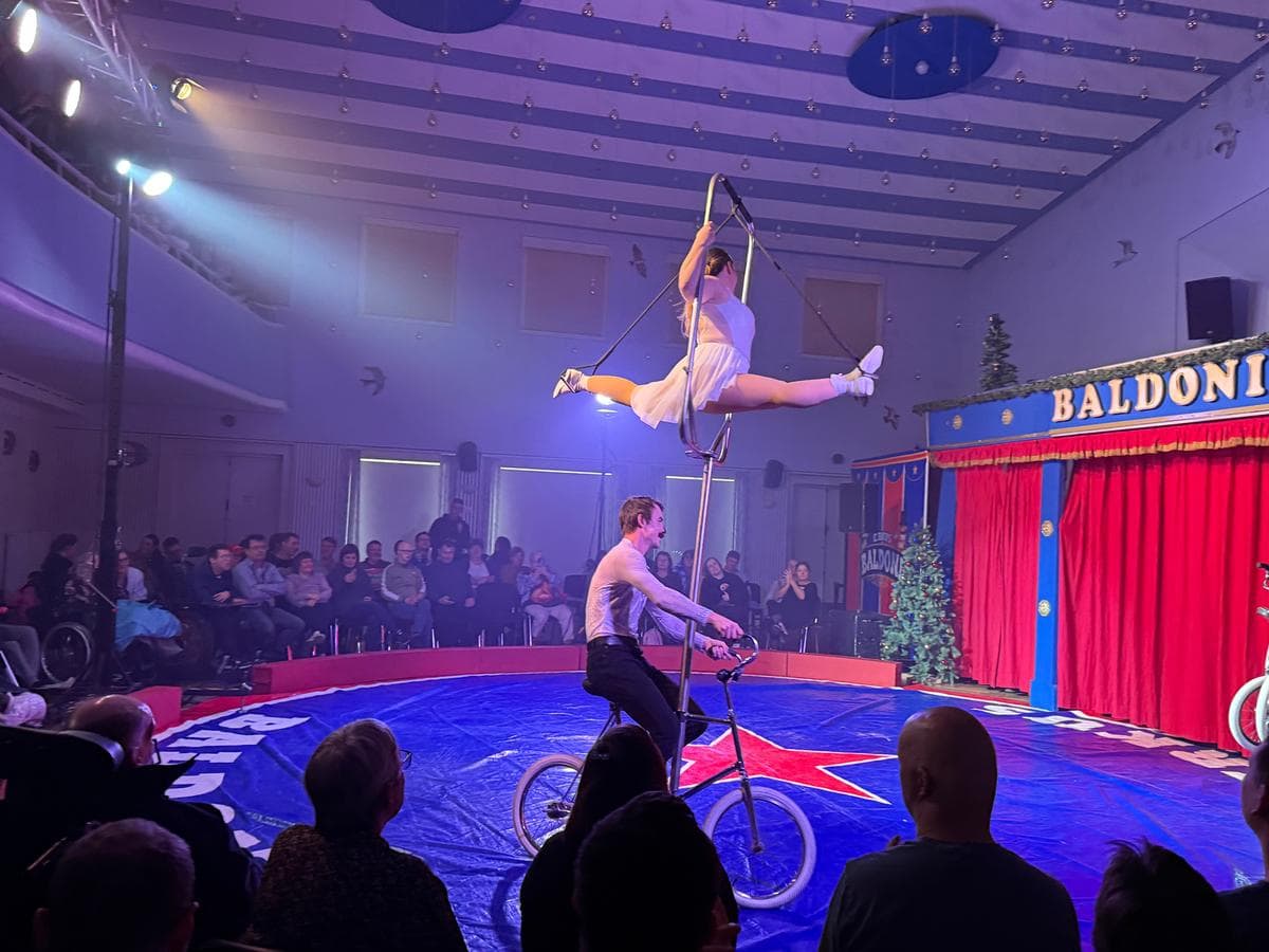 To artister på cykel i Cirkus Baldonis cirkusforestilling på Filadelfia 2025