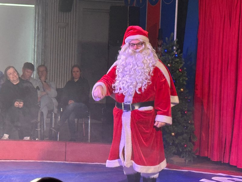 Julemanden ankom til Cirkus Baldonis juleforestilling på Filadelfia 2025