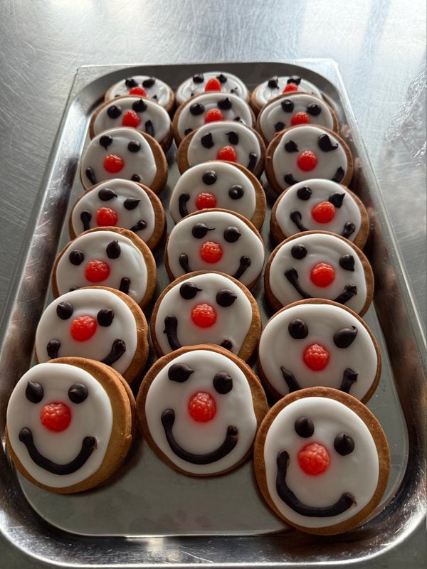 Kager til pausen var udformet som klovneansigter ved Cirkus Baldonis forestilling på Filadelfia 2025