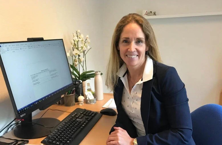 Foto af neuropsykolog Anne Vagner Jakobsen, Filadelfia - ved sit skrivebord