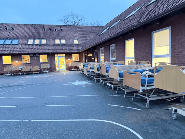 Hospitalssenge til Ukraine står til afhentning på Filadelfia 2026