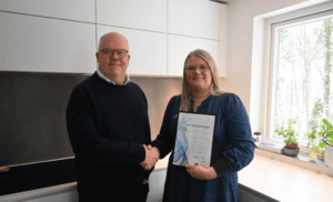 Professor Rikke Steensbjerre Møller modtager Epilepsiprisen 2026 af direktør Per Olesen, Epilepsiforeningen.
