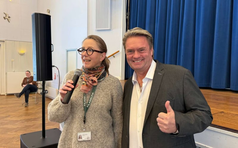 Administrerende direktør Lisbeth Nielsen byder dansktopstjerne Johnny Hansen velkommen på Filadelfia, 2026