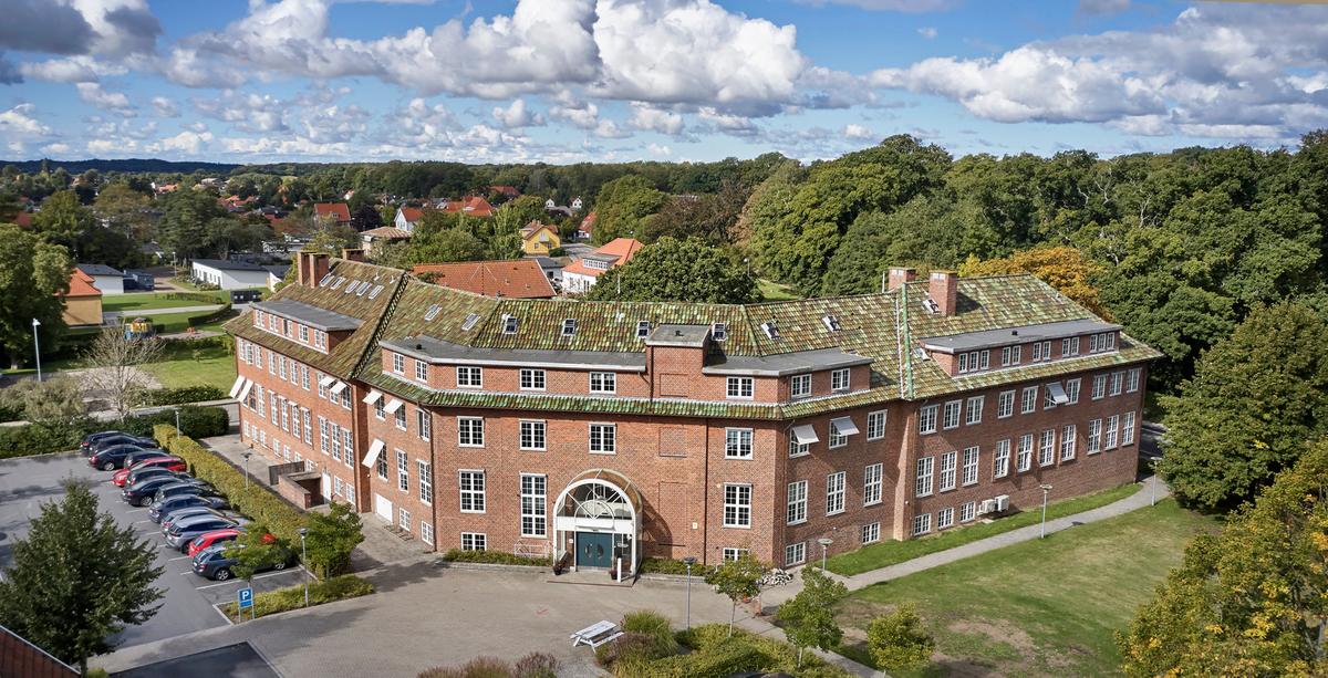 Dronefoto af administrationsbygning på Filadelfia