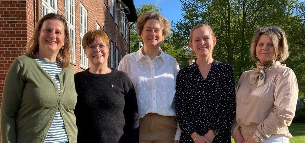 Medarbejdere i Filadelfia Uddannelse stående udenfor.
