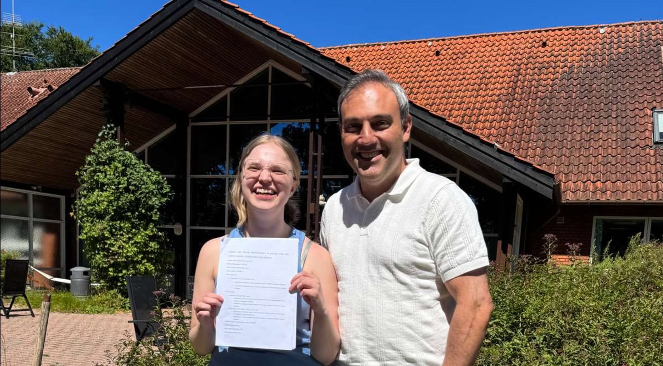 Alberte Olsen og Allan Bayat foran Afdeling for Børn med Epilepsi, Filadelfia