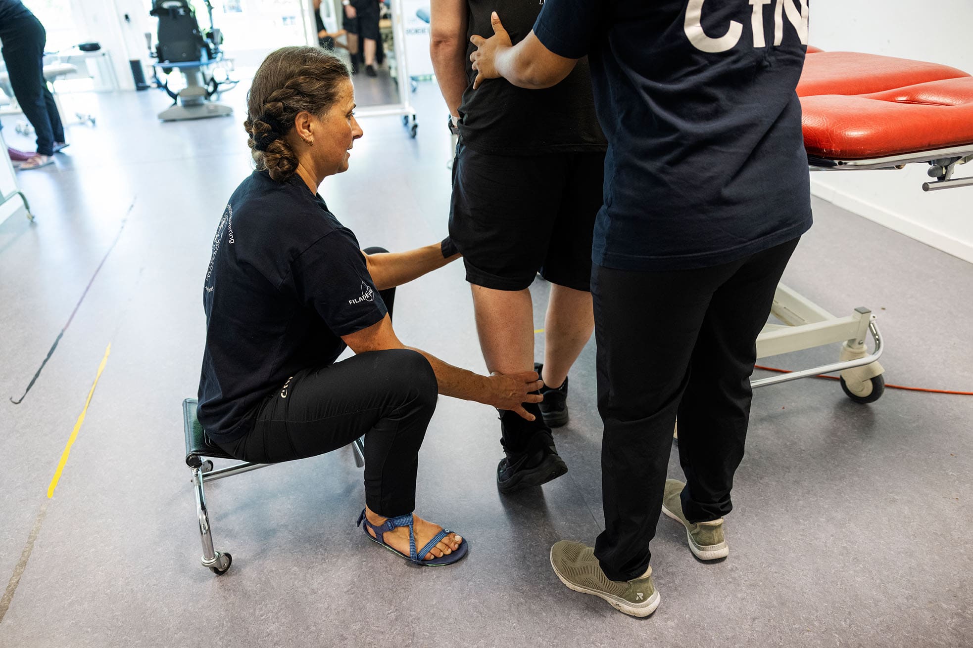 Medarbejder støtter patients ben under gang på Center for Neurorehabilitering 2026