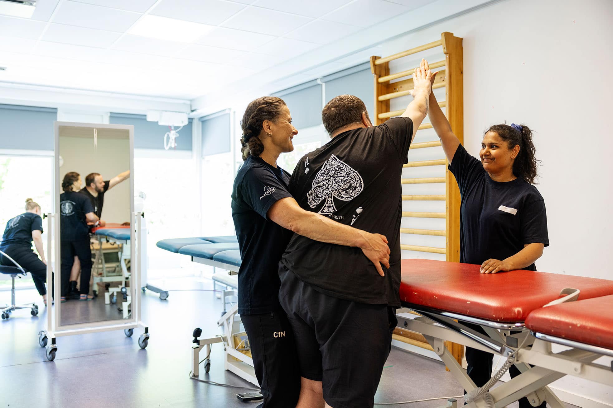 To medarbejdere med patient i træningscenter på Center for Neurorehabilitering 2026