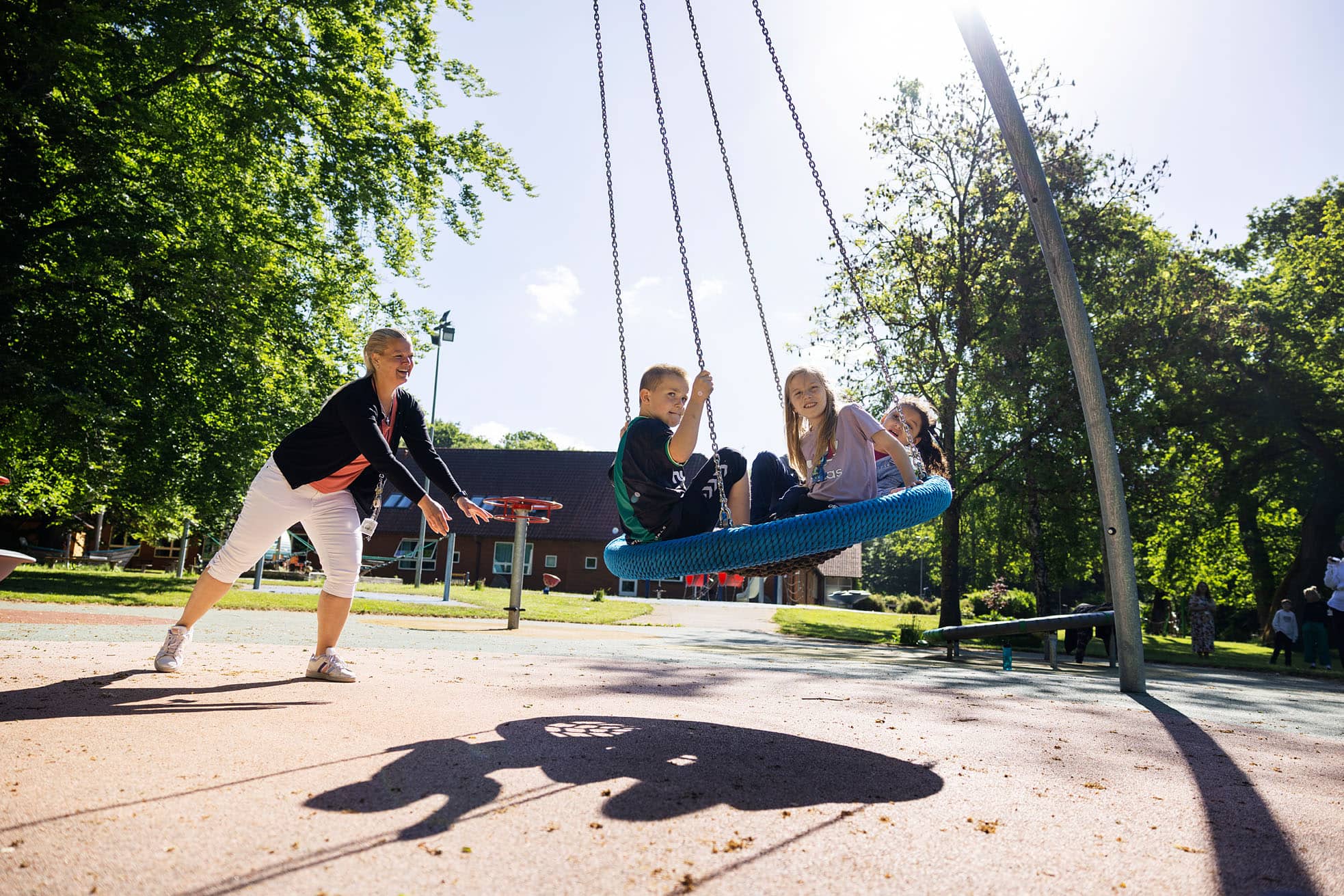 Børn gynger på Børneskolens legeplads 2026