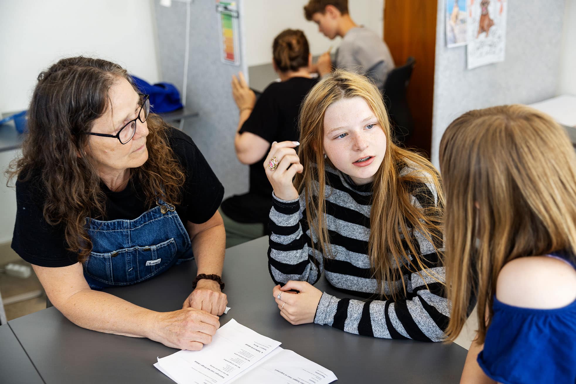 To elever og en lærer ved undervisning på Børneskolen, Filadelfia 2026