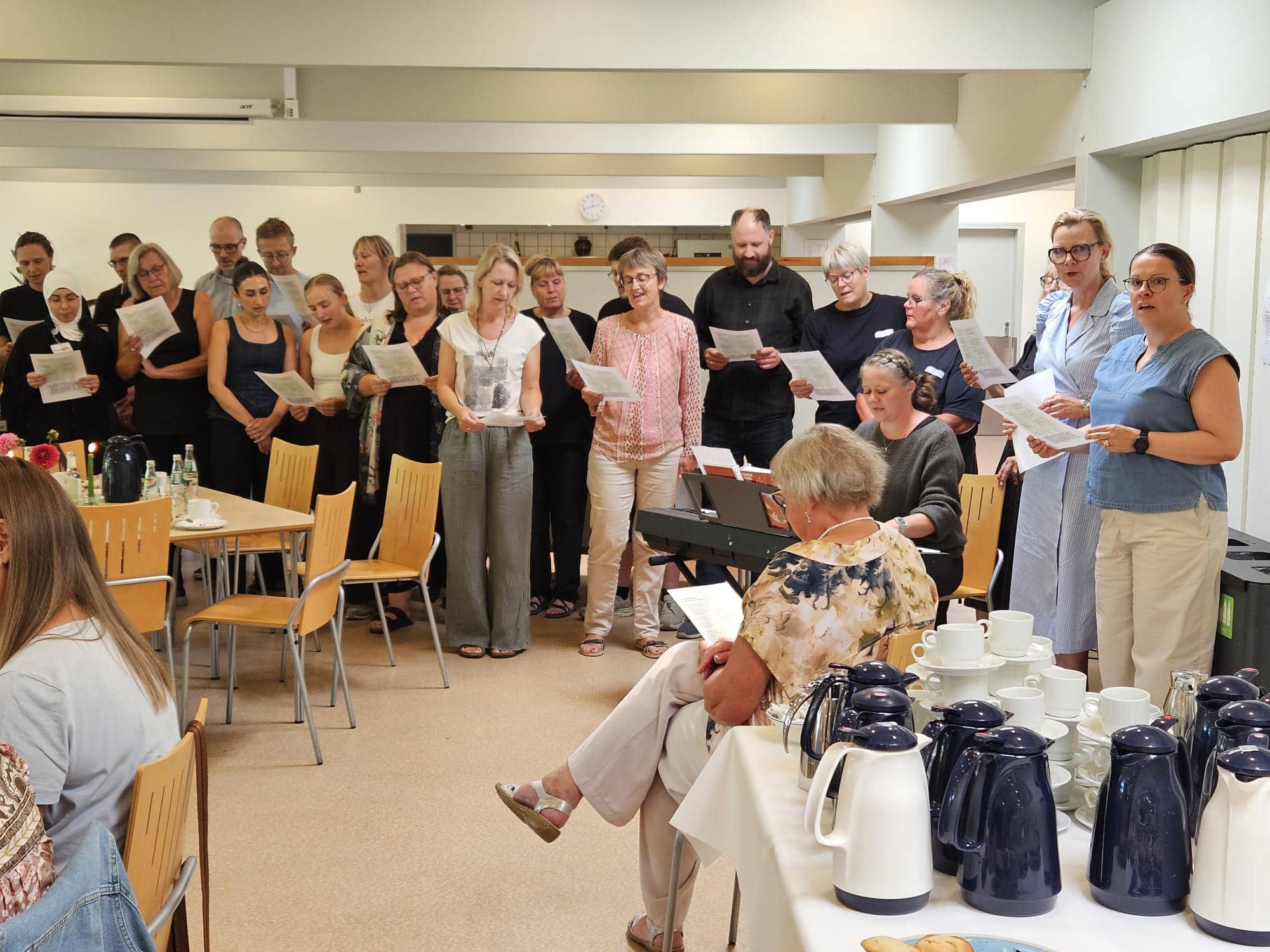 Medarbejdere synger for Lis Petersen ved afskedsreception 2026