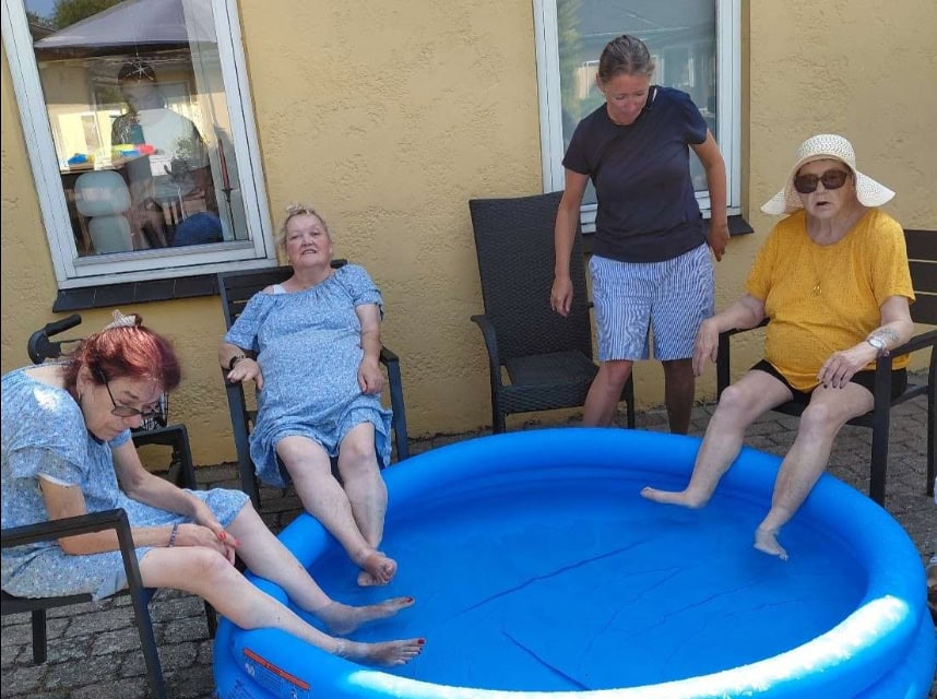Beboere på botilbuddet Stormly køler ned en sommerdag ved pool 2026