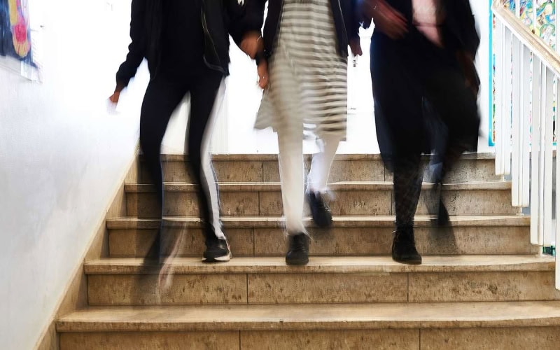 Elever går på en skoletrappe