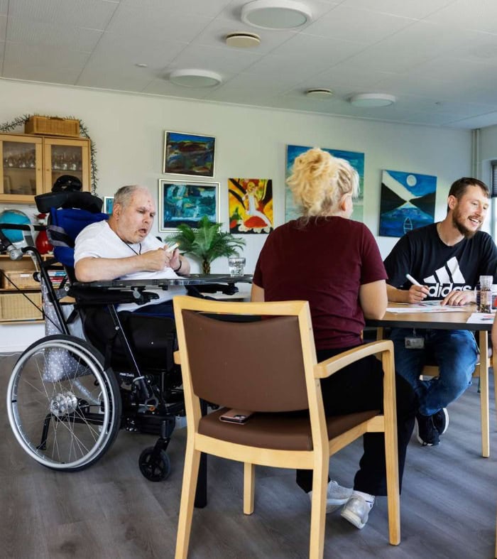 Beboer og medarbejdere tegner og hygger på botilbuddet Egebo 2026