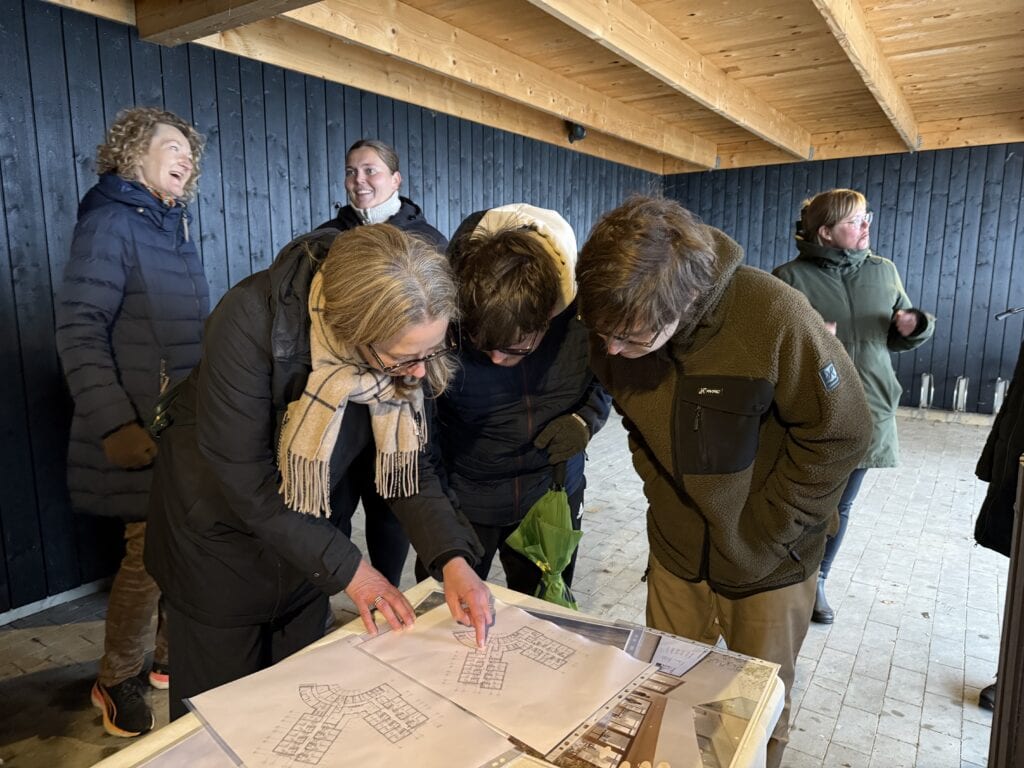 Gæster ser på skitse over det nye botilbud i Horsens 2026