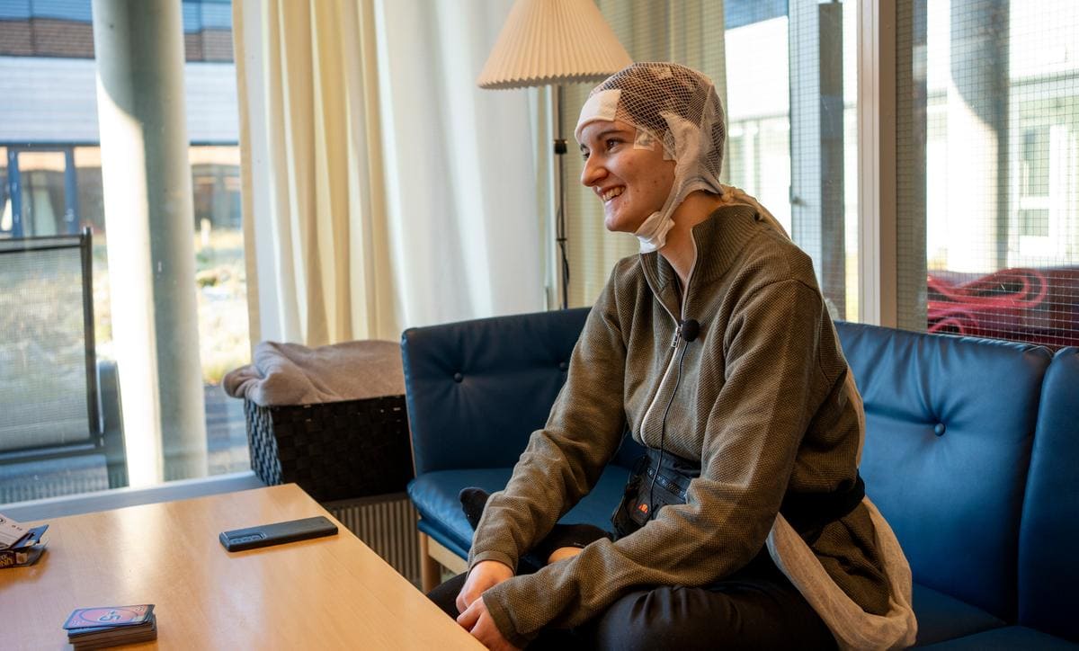 Ung patient med bærbar EEG på Neurofysiologisk Klinik